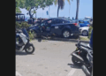 Taxista que sufrió pérdida de una llanta desvió el vehículo hacia el separador de la Newball para evitar arrollar a motociclistas que esperaban el cambio de luz del semáforo frente a la Gobernación 